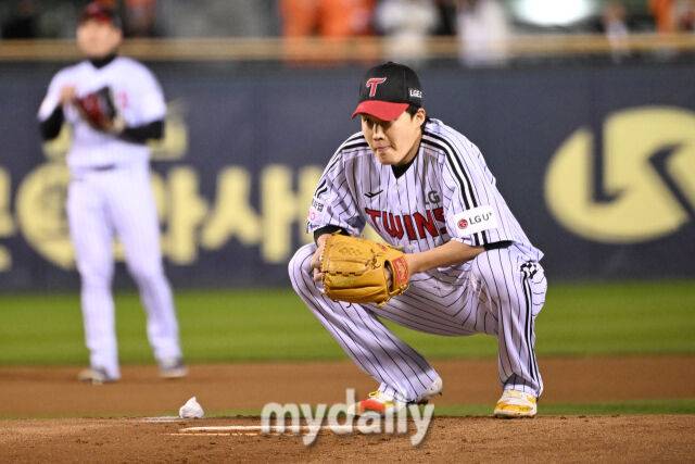 27일 서울 잠실야구장에서 열린 2025 신한 SOL 뱅크 KBO 한국시리즈 2차전' 한화 이글스와 LG 트윈스 경기. LG 선발 임찬규가 투구 준비를 하고 있다./마이데일리