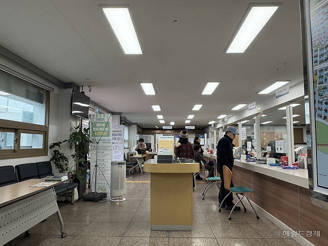 18일 점심시간이 끝난 직후 대구 동구의 한 행정복지센터의 모습. 정주원 기자