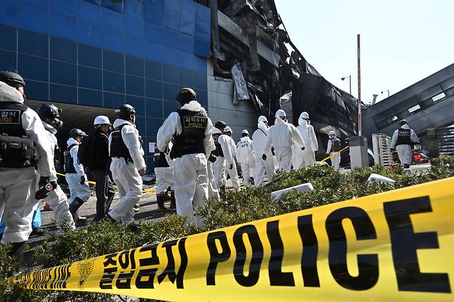 23일 오전 대전 대덕구 안전공업 화재현장에서 경찰과 국과수 및 유관기관 관계자들이 감식에 돌입하고 있다. 대전=임세준 기자