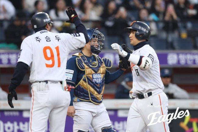 한화 이글스 최재훈은 23일 대전 한화생명 볼파크에서 열린 2026 신한 SOL KBO리그 NC 다이노스와의 시범경기에서 8번타자 겸 포수로 선발 출전, NC 선발 김태경 상대 연타석 홈런으로 3회 만에 무려 7타점을 올렸다. 한화 이글스