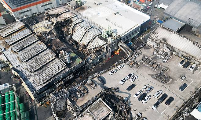 대형 화재가 발생한 대전 대덕구 안전공업 외관을 21일 하늘에서 바라본 모습. 연합뉴스