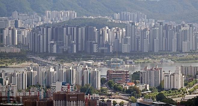 서울 서초구 반포동 ‘래미안원베일리’를 포함한 강남 지역 아파트 단지 모습. 조태형 기자