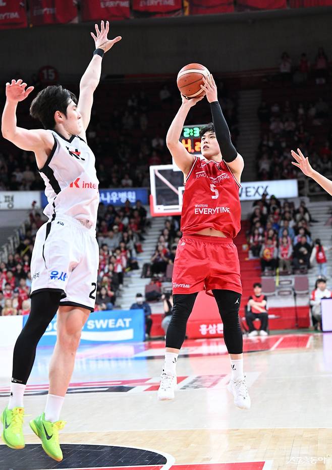 정관장 변준형(오른쪽)이 22일 안양체육관에서 열린 KT전 도중 중거리 슛을 시도하고 있다. 사진제공|KBL