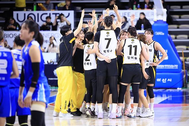 KB스타즈의 정규리그 우승 매직넘버는 ‘2’다. 23일 신한은행전서 승리하고, 하나은행이 25일 우리은행전서 패하면 우승이 확정된다. 사진제공|WKBL