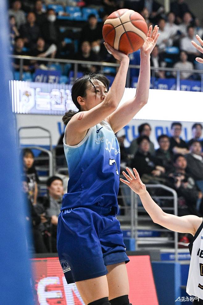 신한은행 신지현이 23일 인천도원체육관서 열린 KB스타즈전 도중 슛을 시도하고 있다. 사진제공|WKBL