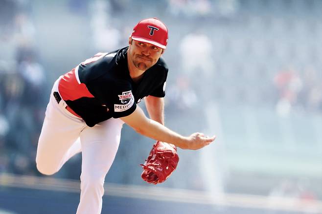 KIA 제임스 네일이 지난 21일 잠실에서 열린 두산과 시범경기에 선발 등판해 투구하고 있다. KIA 타이거즈 제공