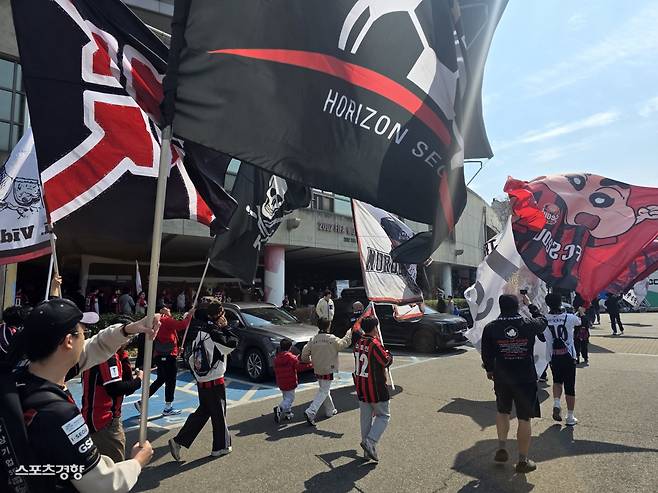 FC서울 팬들이 22일 서울월드컵경기장에서 열린 K리그1 광주FC와 홈 개막전을 앞두고 선수단을 환영하고 있다. 황민국 기자