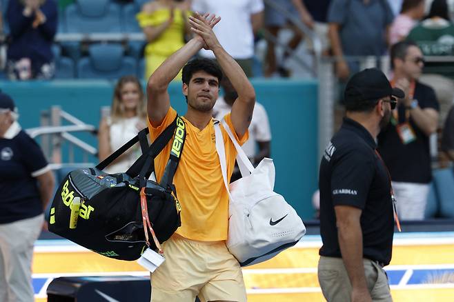 카를로스 알카라스가 23일 미국 플로리다주 마이애미에서 열린 마이애미오픈 단식 3회전에서 서배스천 코르다에 패한 뒤 팬들에게 박수를 보내며 코트를 떠나고 있다. 마이애미 | Imagn Images연합뉴스
