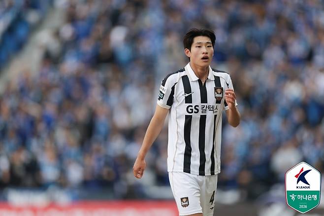 FC서울 손정범이 지난달 28일 인천축구전용구장에서 열린 K리그1 인천 유나이티드와 개막전을 소화하고 있다. 프로축구연맹 제공