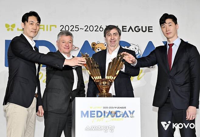 V리그 포스트시즌 미디어데이에서 선전을 다짐하는 하현용 KB손해보험 감독대행(왼쪽)과 박철우 우리카드 감독대행(오른쪽). KOVO 제공