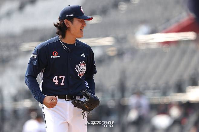 두산 곽빈이 23일 수원 KT위즈파크에서 열린 시범경기 KT전에 선발 등판해 무실점으로 이닝을 마무리하며 기뻐하고 있다. 두산베어스 제공