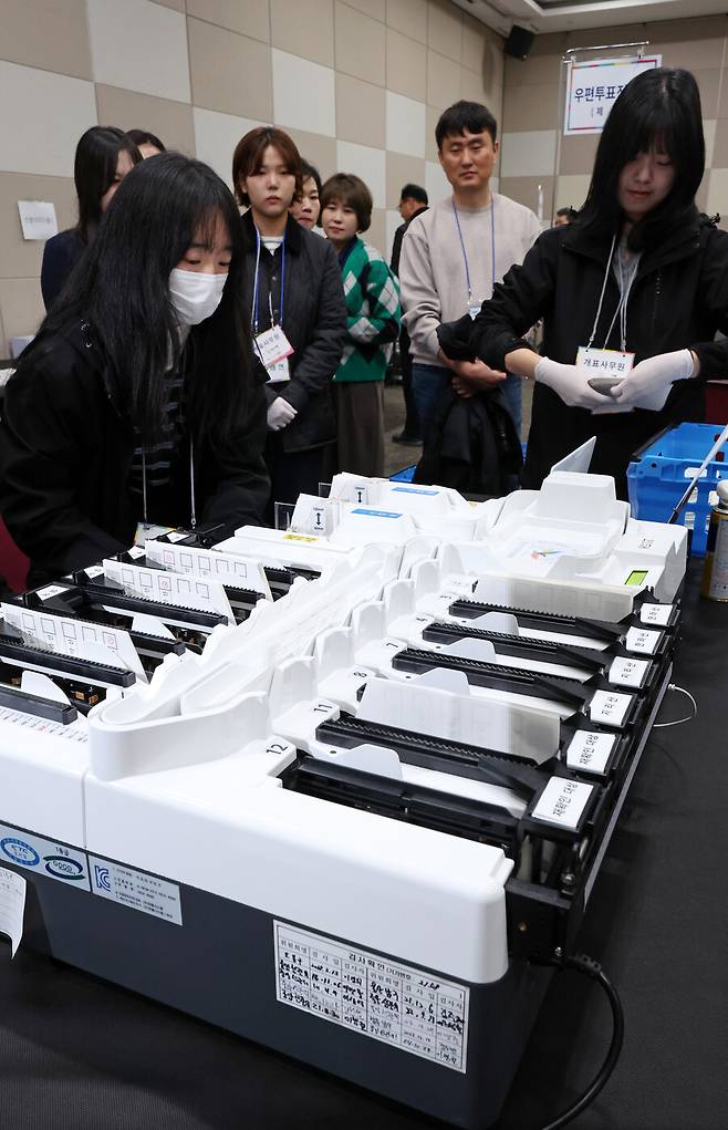 ▲ 6·3 지방선거를 앞두고 프로 스포츠계는 선거 운동을 조심스럽게 바라 보고 있다. 과거 경기장 안에서 벌어진 일들을 반면교사 삼아야 한다는 지적이다. ⓒ연합뉴스