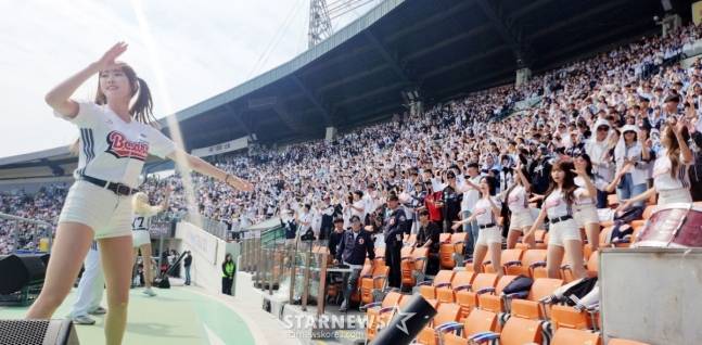 2026 신한 SOL Bank KBO리그 시범경기 두산 베어스 대 KIA 타이거즈 경기가 22일 서울 잠실야구장에서 열렸다. 구장을 가득 메운 야구팬들이 응원을 하며 명승부를 즐기고 있다. /사진=김진경 대기자