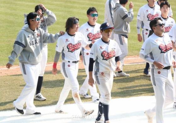 2026 신한 SOL Bank KBO리그 시범경기 두산 베어스 대 KIA 타이거즈 경기가 22일 서울 잠실야구장에서 열렸다. 박찬호를 비롯한 두산 선수들이 경기 종료 후 팬들에 인사하고 있다. /사진=김진경 대기자