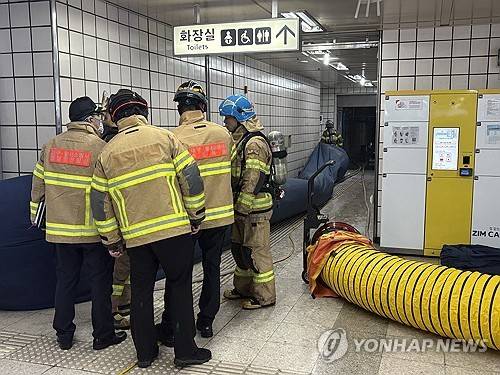 대구지하철 진천역 화재 현장서 배출 작업하는 소방관 (대구=연합뉴스) 김현태 기자 = 23일 낮 화재가 발생한 대구도시철도 1호선 진천역에서 소방관들이 연기를 역 밖으로 배출하는 작업을 하고 있다. 2026.3.23. mtkht@yna.co.kr