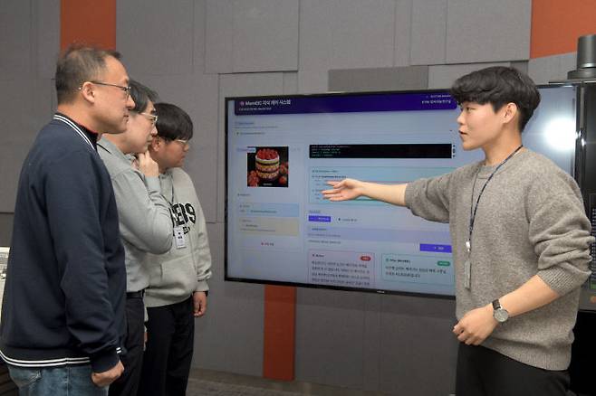 ETRI 연구진이 연속·복합 지식 편집 기술(MemEIC)에 대해 논의하고 있다. (사진=ETRI 제공)