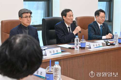 ◇더불어민주당 우상호 강원도지사 예비후보가 23일 강원대병원에서 열린 강원 권역책임의료기관 발전방향 간담회에서 발언하고 있다. 이날 간담회에는 허영(춘천갑) 국회의원, 남우동 강원대병원장 등 병원 관계자들이 참석했다. 임도혁기자