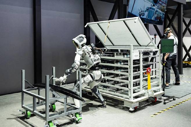 CES 2026 현대차그룹 전시관에서 아틀라스가 자동차 부품을 옮기는 작업을 시연하는 모습 (사진=현대차그룹)