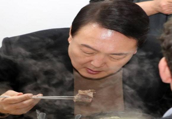 지난 2022년 당시 윤석열 대통령 당선인이 첫 외부 공식일정으로 서울 남대문 시장을 찾아 상인회 회장단과 간담회를 마친 뒤, 식당에서 식사를 하고 있다. (사진=국회사진기자단)