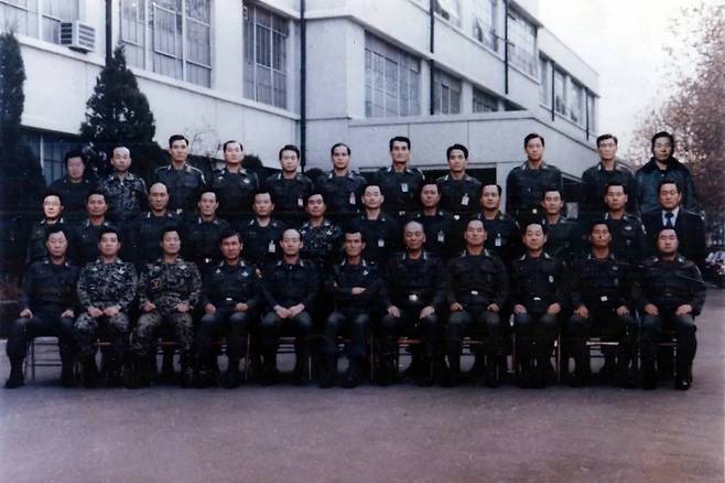 12·12 군사반란 가담자들이 군사반란 성공 후인 1979년 12월 14일 서울 보안사령부에서 기념촬영을 하고 있다.(위키백과)