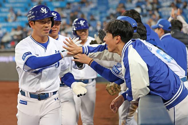 삼성 이해승이 23일 대구삼성라이온즈파크에서 열린 2026 KBO리그 시범경기 KIA전에서 8회말 3점포를 터뜨린 후 더그아웃으로 돌아와 동료들과 하이파이브 하고 있다. 사진 | 삼성 라이온즈