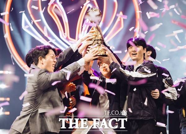 지난해 캐나다 벤쿠버에서 열린 '2025 MSI'에서 젠지가 우승컵을 들어올리고 있는 모습 /대전시