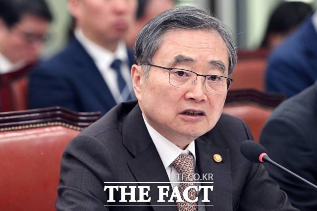 조현 외교부 장관은 24일 장-노엘 바로 프랑스 외교장관과 통화를 갖고 에마뉘엘 마크롱 대통령의 국빈 방한과 최근 중동 상황 등에 대한 의견을 교환했다. 4월로 예정된 마크롱 대통령의 방한은 이재명 정부 출범 후 유럽 정상의 첫 국빈 방한이다. /남용희 기자