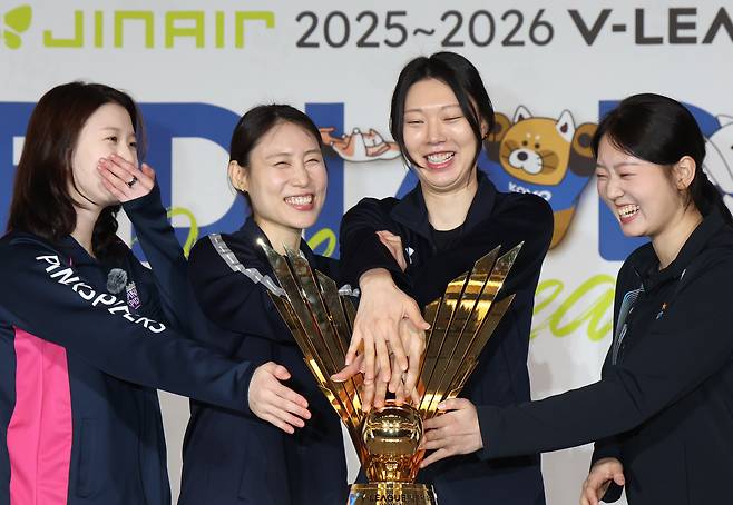 지난 20일 서울 강남구 호텔리베라청담에서 열린 프로배구 진에어 2025-2026 V리그 포스트시즌 미디어데이에서 여자부 참가팀 선수들이 우승 트로피 앞에서 익살스럽게 기념촬영을 하고 있다. 왼쪽부터 흥국생명 이다현, 한국도로공사 배유나, 현대건설 양효진, GS칼텍스 권민지./뉴스1