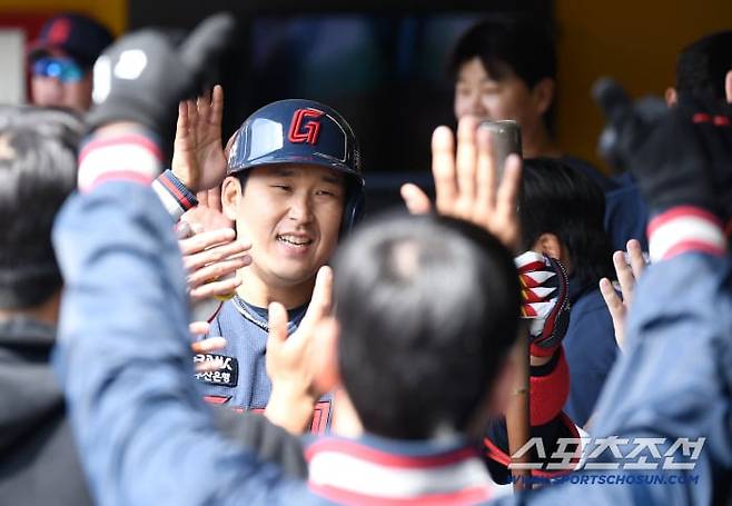 24일 인천 SSG랜더스필드에서 열린 KBO리그 시범경기 롯데와 SSG의 경기. 2회 롯데 유강남이 SSG 베니지아노를 상대로 선제 솔로 홈런을 날렸다. 동료들의 축하를 받고 있는 유강남./송정헌 스포츠조선 기자