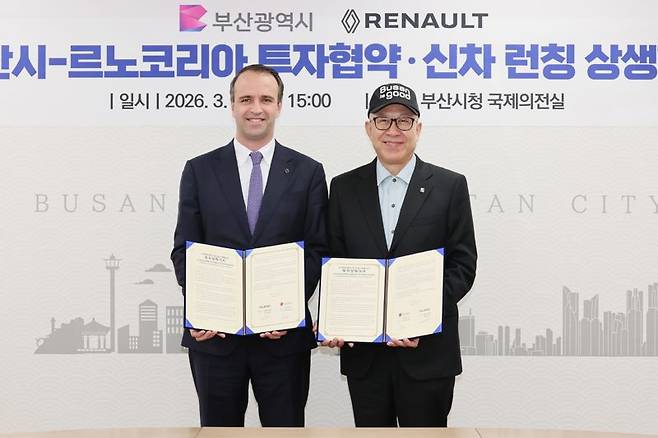 니콜라 파리 르노코리아 사장(왼쪽)과 박형준 부산시장이 지난 23일 부산시청에서 진행된 르노코리아와 부산시의 부산공장 전기동력자동차 생산시설 구축에 대한 업무협약식에서 기념사진을 촬영하고 있다. 부산광역시 제공.