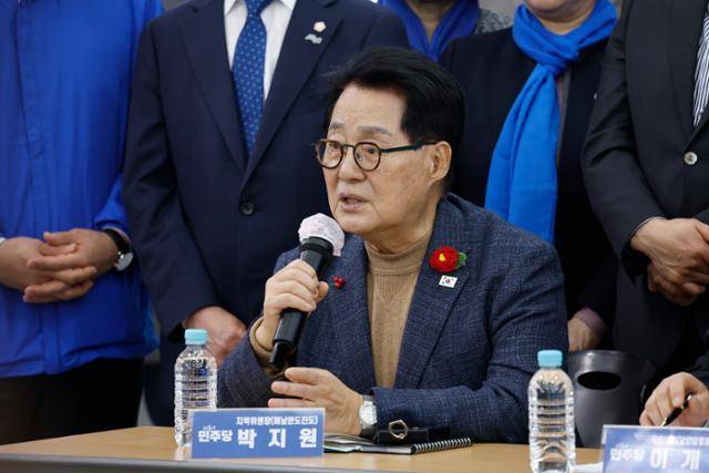 박지원 더불어민주당 의원이 6일 전남 영광군 농협에서 열린 최고위원회의에 참석해 발언하고 있다. 영광=뉴스1