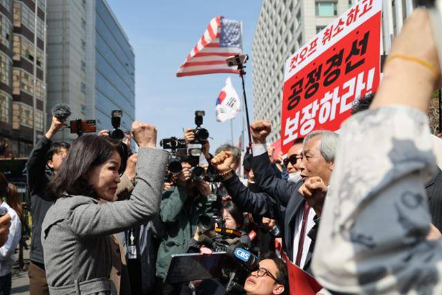 국민의힘 대구시장 경선에서 공천 배제된 이진숙 전 방송통신위원장이 24일 서울 여의도 중앙당사에서 관련 입장을 밝힌 뒤 지지자들의 응원을 받고 있다. 뉴스1