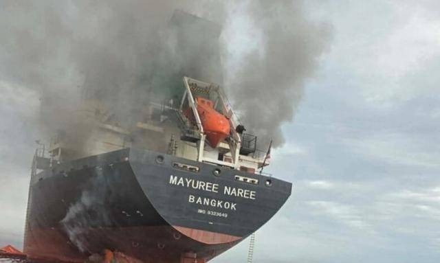 호르무즈해협을 항해하던 태국 화물선 마유레 나레호가 11일 공격을 받았다고 태국 해군이 밝혔다. 해군은 현재까지 20명의 승무원이 구조돼 오만으로 이송됐다고 덧붙였다. 사진은 공격받은 마유레 나레호의 모습. 스플래시247닷컴