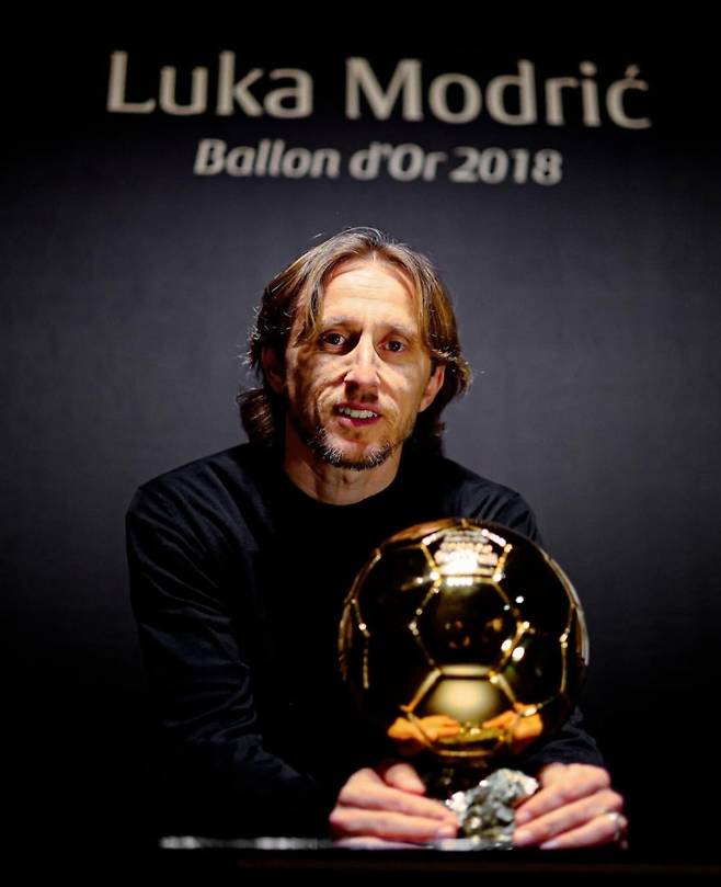 AC 밀란 루카 모드리치와 그가 2018년 수상한 발롱도르. AC 밀란 SNS 갈무리