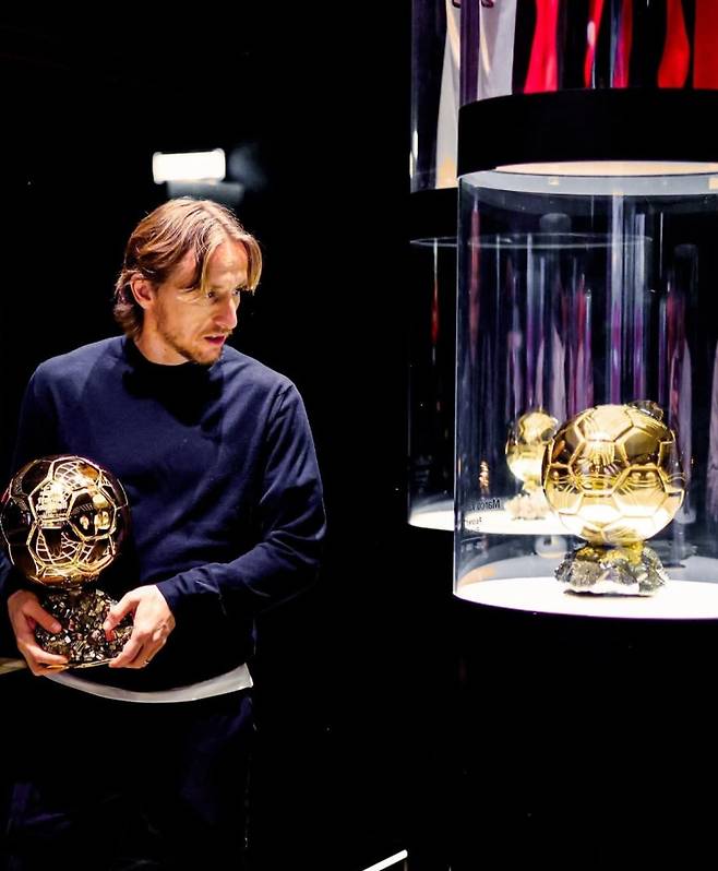 AC 밀란 루카 모드리치와 그가 2018년 수상한 발롱도르. AC 밀란 SNS 갈무리