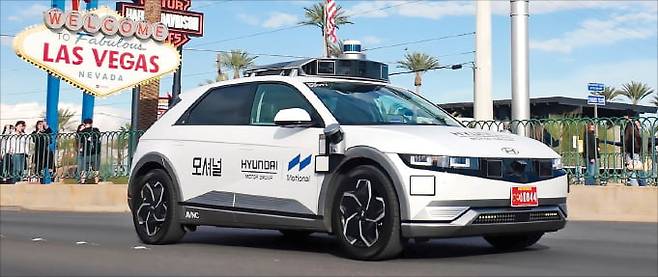 모셔널 로보택시가 라스베가스 거리를 주행하는 모습.
