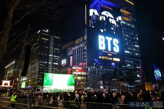 아미(BTS 팬덤)들이 21일 서울 광화문광장 일대에서 방탄소년단(BTS) 컴백 기념 공연인 'BTS 컴백 라이브: 아리랑' 공연을 관람하고 있다. 사진=한국온라인사진기자협회 공동취재단