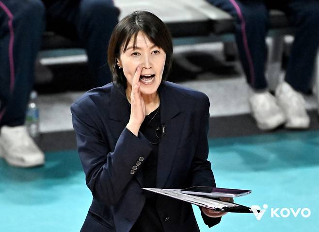 요시하라 토모코 흥국생명 감독. 한국배구연맹 제공
