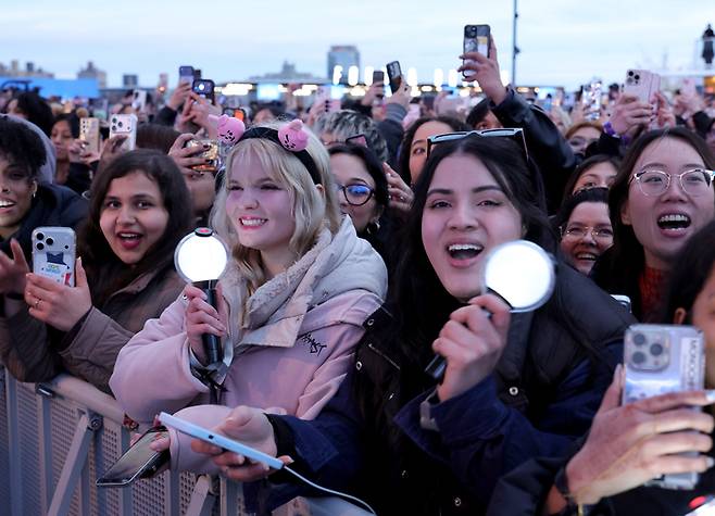 그룹 BTS가 23일(현지시간) 미국 뉴욕 맨해튼에 위치한 피어 17 루프탑에서 아미(공식 팬덤)를 위한 특별 행사인 ‘스포티파이 X BTS : 스윔사이드’를 개최했다. <Getty Images 제공 (Spotify) >
