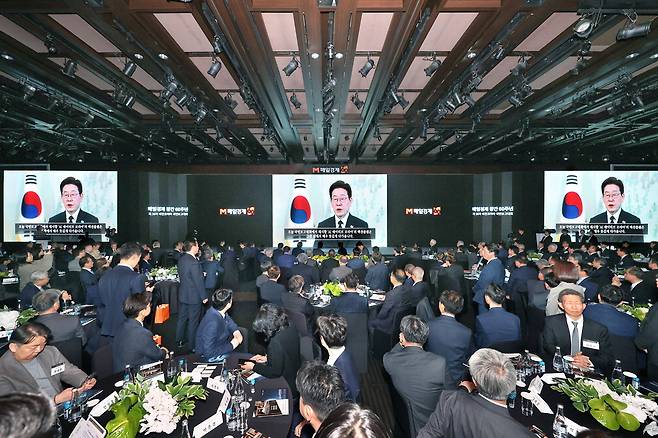 李대통령 "AI 대전환이 새로운 기회" 매일경제신문 창간 60주년을 기념해 24일 서울 중구 신라호텔에서 'AI 네이티브 코리아'를 주제로 제36차 비전코리아 국민보고대회가 열렸다. 각계 오피니언 리더들이 이재명 대통령이 보내온 영상 축사를 경청하고 있다. 이날 행사에는 500여 명이 참석해 성황을 이뤘다. 이승환 기자