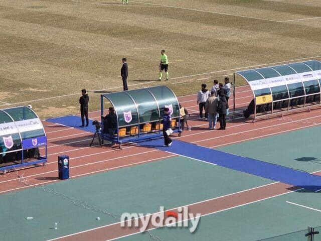 2026년 3월 21일 파주스타디움에서 열린 파주 프런티어와 전남 드래곤즈의 '하나은행 K리그2 2026' 4라운드 경기. 전남 코칭스태프와 파주 장내 아나운서가 충돌했다./파주스타디움=노찬혁 기자