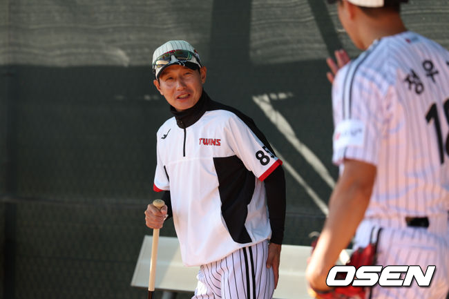 프로야구 LG 트윈스의 염경엽 감독이 미국 1차 스프링캠프에서 훈련 도중 투수 정우영과 이야기를 하고 있다. / LG 트윈스 제공