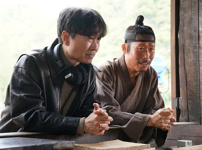 장항준이 낚아챈 ‘국사책 얼굴’의 마법. 유해진의 독보적인 아우라는 저예산 마케팅의 한계를 뚫고 1400만 흥행의 엔진이 됐다. 영화 비하인드컷