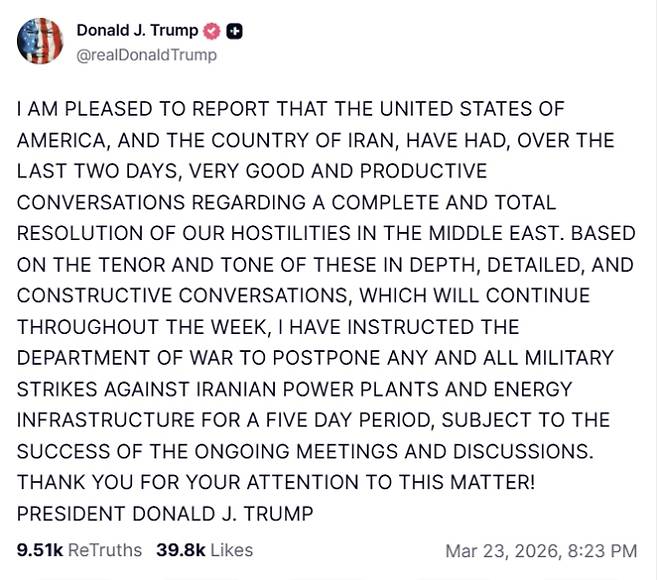 도널드 트럼프 미국 대통령이 23일(현지시간) 트루스소셜에 미국과 이란이 최근 이틀간 “매우 좋고 생산적인 대화”를 했다고 주장하며 이란 발전소와 에너지 인프라에 대한 군사 타격을 5일간 유예하겠다고 밝힌 글. 트루스소셜 캡처