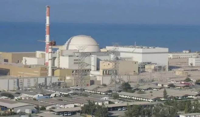 이란 남부 부셰르 원자력발전소 전경. 도널드 트럼프 미국 대통령이 ‘가장 큰 발전소부터 타격’ 가능성을 언급하면서 이 시설도 잠재적 공격 대상으로 거론된다. 자료사진