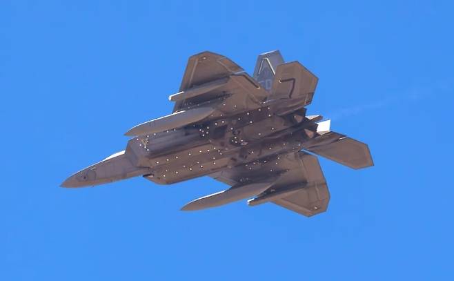 미 공군 F-22 랩터 전투기 하부에 스텔스 손실을 줄이는 신형 외부 연료탱크와 적외선 센서 포드로 추정되는 장비가 달린 모습. 재로드 해밀턴