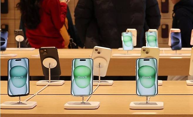 미국 정보기술(IT) 전문매체 테크크런치는 아이폰 해킹용 도구인 '다크소드'의 최신 버전이 깃허브(GitHub)에 공개됐다고 23일(현지시간) 보도했다. 사진은 애플스토어 하남 ⓒ연합뉴스