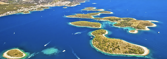 청정 바다와 울창한 소나무 숲, 평온한 만이 조화를 이루는 파클레니 제도. 사진제공|CNTB