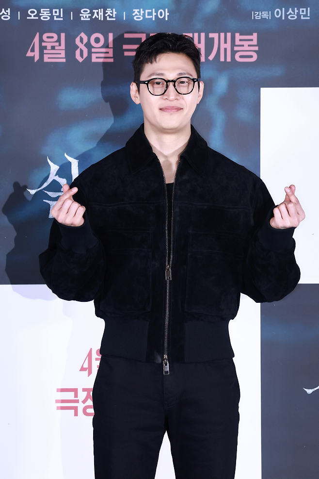 배우 오동민이 24일 오후 서울 용산구 CGV용산아이파크몰에서 열린 영화 ‘살목지’ 언론시사회 및 기자간담회에서 포즈를 취하고 있다. 사진 연합뉴스