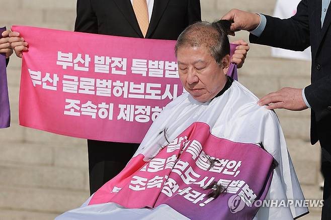 삭발하는 박형준 부산시장 연합뉴스 자료 사진
